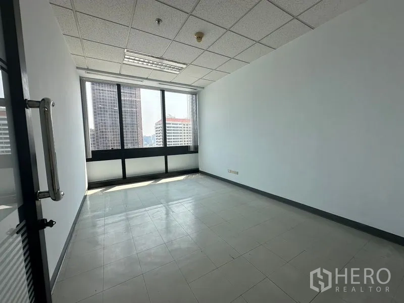 办公空间 出租在Khlong Toei, Bangkok - 独立房间配大窗与玻璃门，适合布置工位。