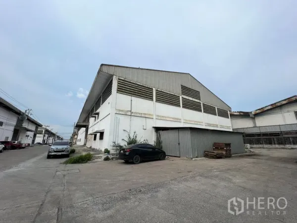 货栈 出租在Bang Sao Thong, Samut Prakan - 工业街角的大型白色仓库外观。