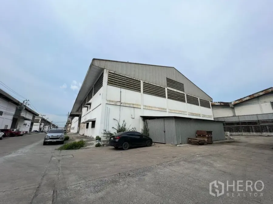货栈 出租在Bang Sao Thong, Samut Prakan - 工业街角的大型白色仓库外观。