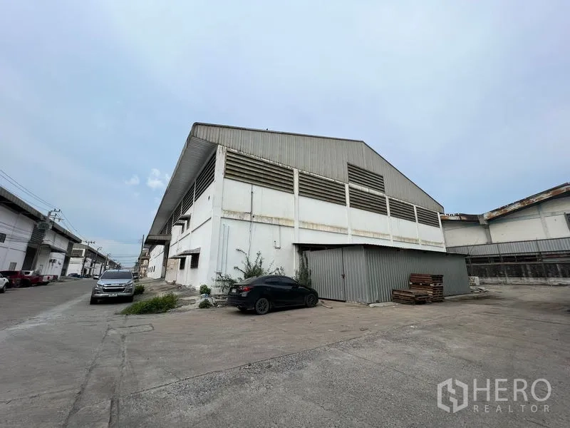 货栈 出租在Bang Sao Thong, Samut Prakan - 工业街角的大型白色仓库外观。