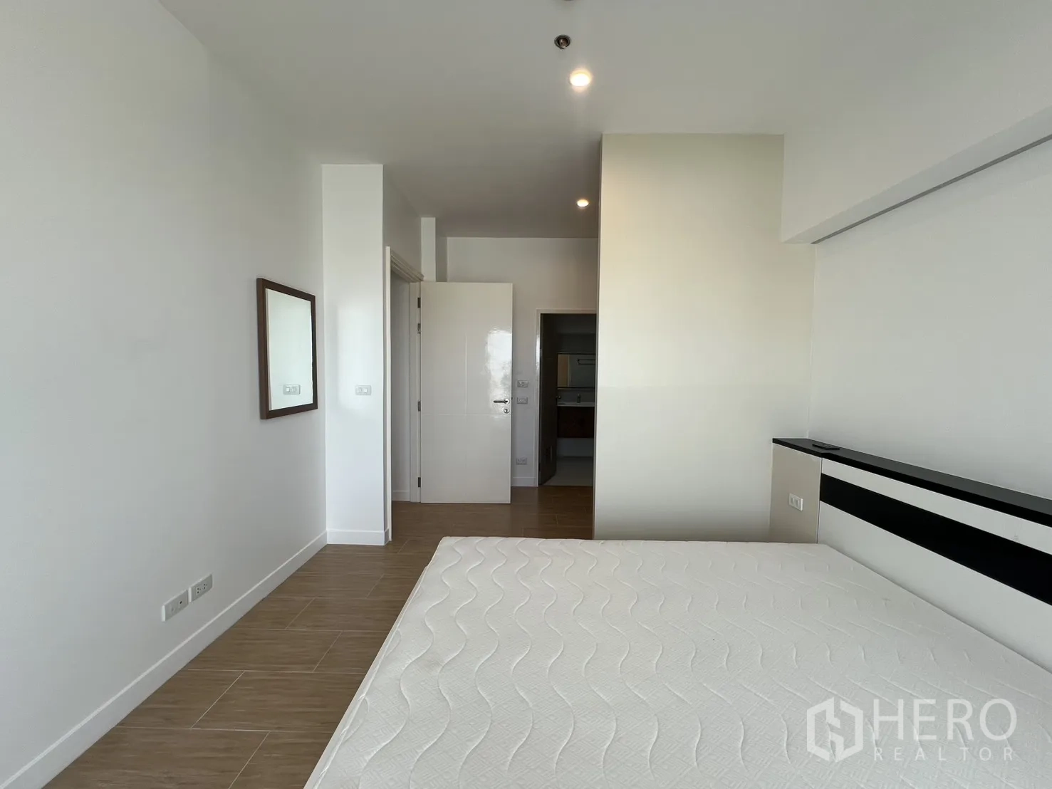 公寓 for rent in Bang Kapi, Bangkok - 明亮套内浴室，设玻璃淋浴间与顶喷花洒。
