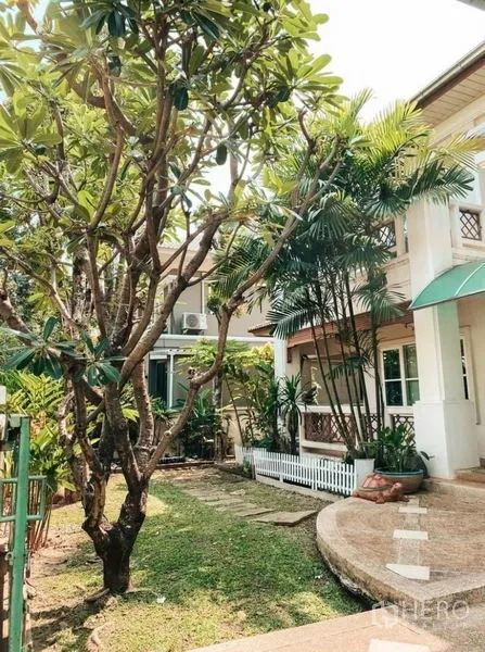 บ้าน ให้เช่าหรือขายในMin Buri, Bangkok - สวนข้างบ้านจัดแต่งด้วยต้นไม้ใหญ่ ระเบียงโค้ง และทางเดินหิน