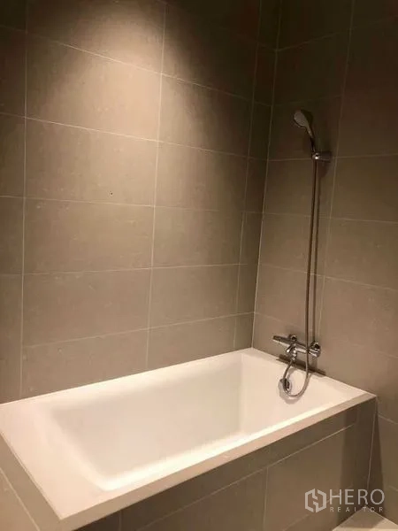 公寓 出租在Pathum Wan, Bangkok - 客卧配特纹蓝色墙纸、特大床与书桌