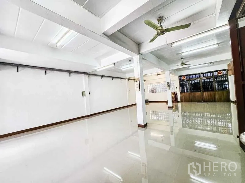Home Office for rent in Khlong Toei, Bangkok - Ground-floor open hall with ceiling fans, shiny tile flooring and a wide frontage.