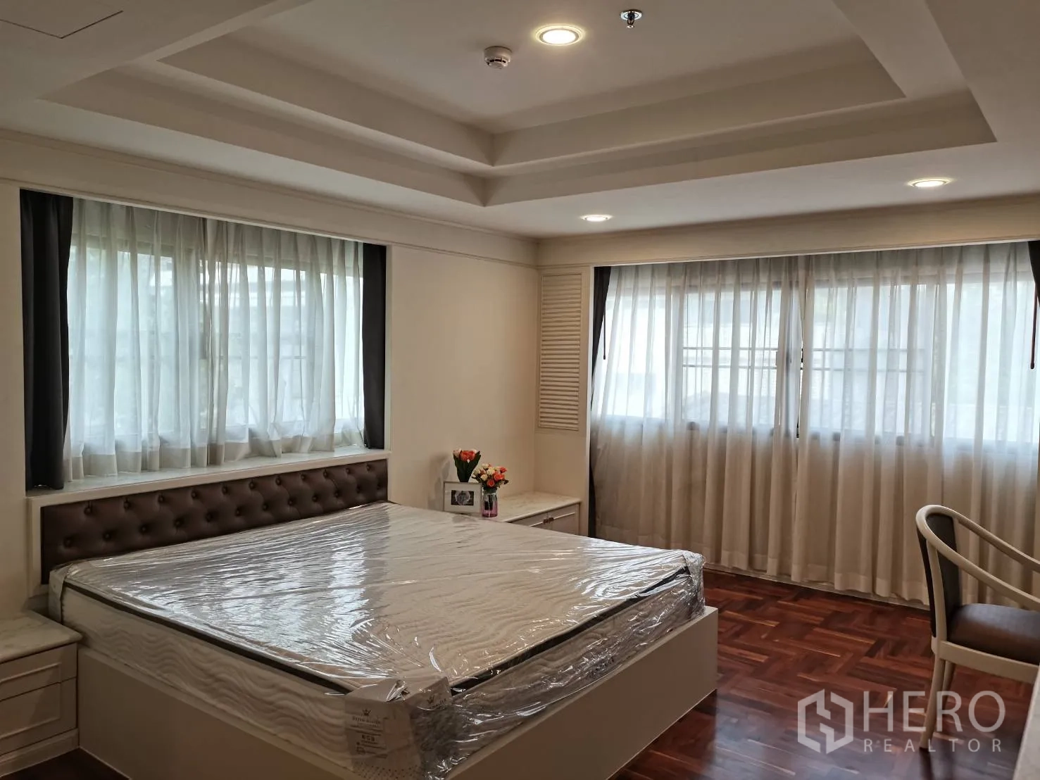 อพาร์ทเมนท์ ให้เช่าในWatthana, Bangkok - ห้องนอนใหญ่ หน้าต่างบานกว้างสองด้าน เตียงคิงไซส์ และฝ้าหลุม