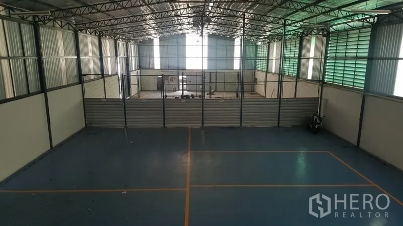 货栈 出租在Suan Luang, Bangkok - 夹层视角的仓库大厅，分隔网栏与高屋顶。