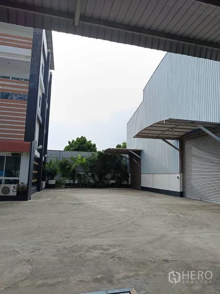 โรงงาน ขายในBan Phaeo, Samut Sakhon - ลานเปิดโล่งระหว่างอาคารสำนักงานกับโกดัง มีประตูม้วนและกันสาด