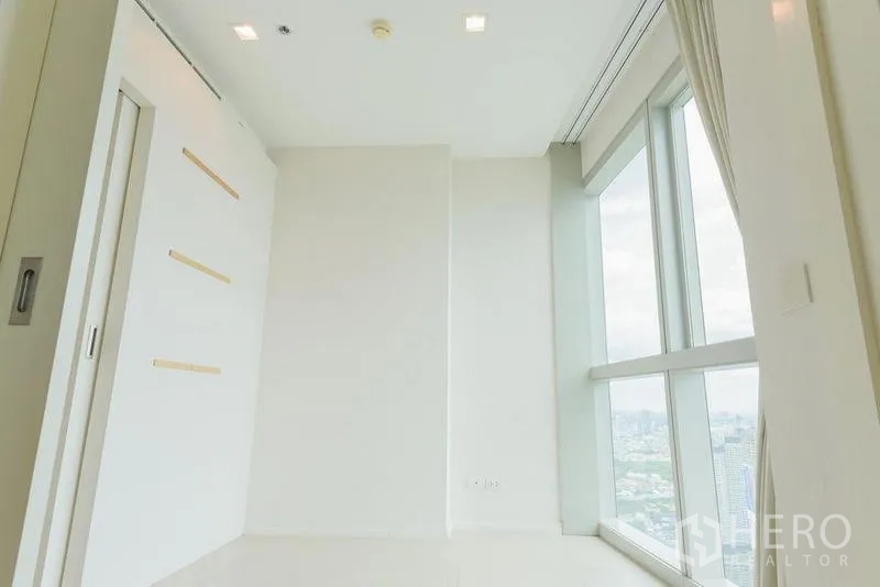 公寓 出售在Khlong San, Bangkok - 转角书房/多功能空间，超大窗户与城市景观。