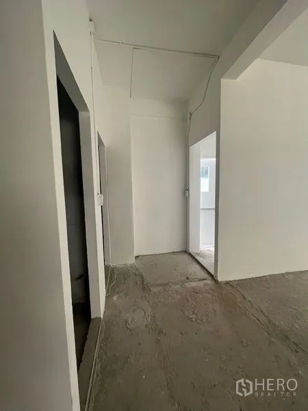 店屋 出租在Bang Rak, Bangkok - 通往后区的走廊，未铺装的水泥地面