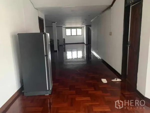 货栈 出售在Khlong Luang, Pathum Thani - 办公室/起居区，亮面木地板与长走道