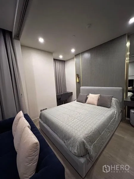 คอนโด ให้เช่าในWatthana, Bangkok - ห้องนอนอบอุ่น เตียงบุผ้ากับผนังลอนและไฟส่องสว่างนุ่มนวล