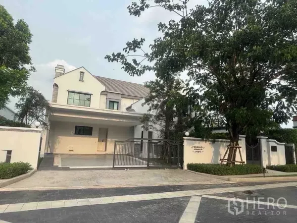 บ้าน ให้เช่าหรือขายในSaphan Sung, Bangkok - บ้านเดี่ยวสองชั้นพร้อมรั้วและทางรถยนต์ รายล้อมด้วยต้นไม้ใหญ่ในสะพานสูง