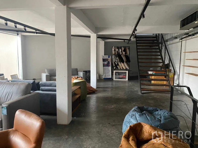 零售空间 出租在Bang Na, Bangkok - 开放式零售楼层，水泥地面、白色立柱与金属楼梯