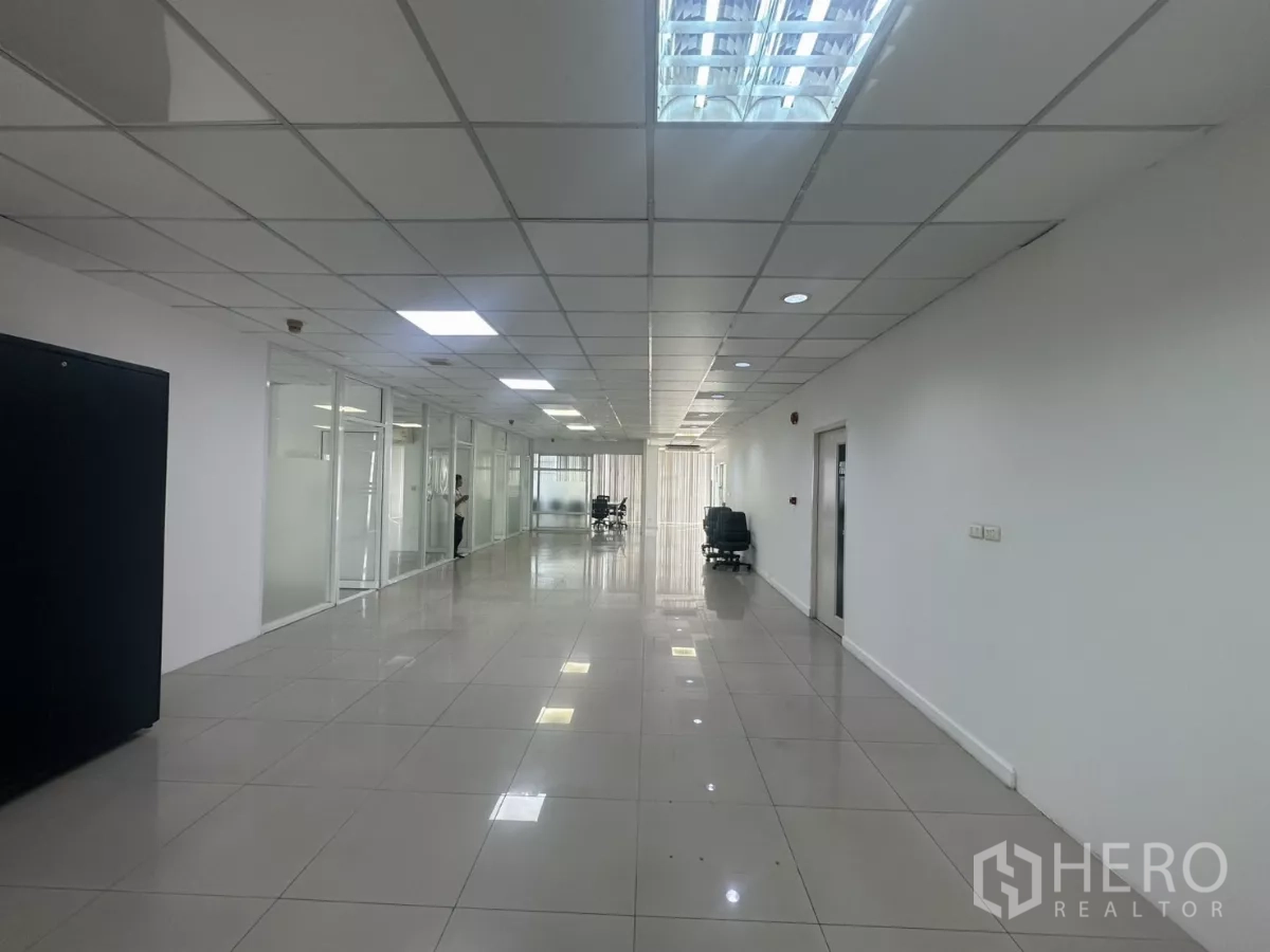 สำนักงาน ให้เช่าในHuai Khwang, Bangkok - โถงสำนักงานแบบเปิดกว้าง มีห้องกระจกกั้น พื้นกระเบื้องมันวาว และฝ้าที-บาร์พร้อมไฟสว่าง