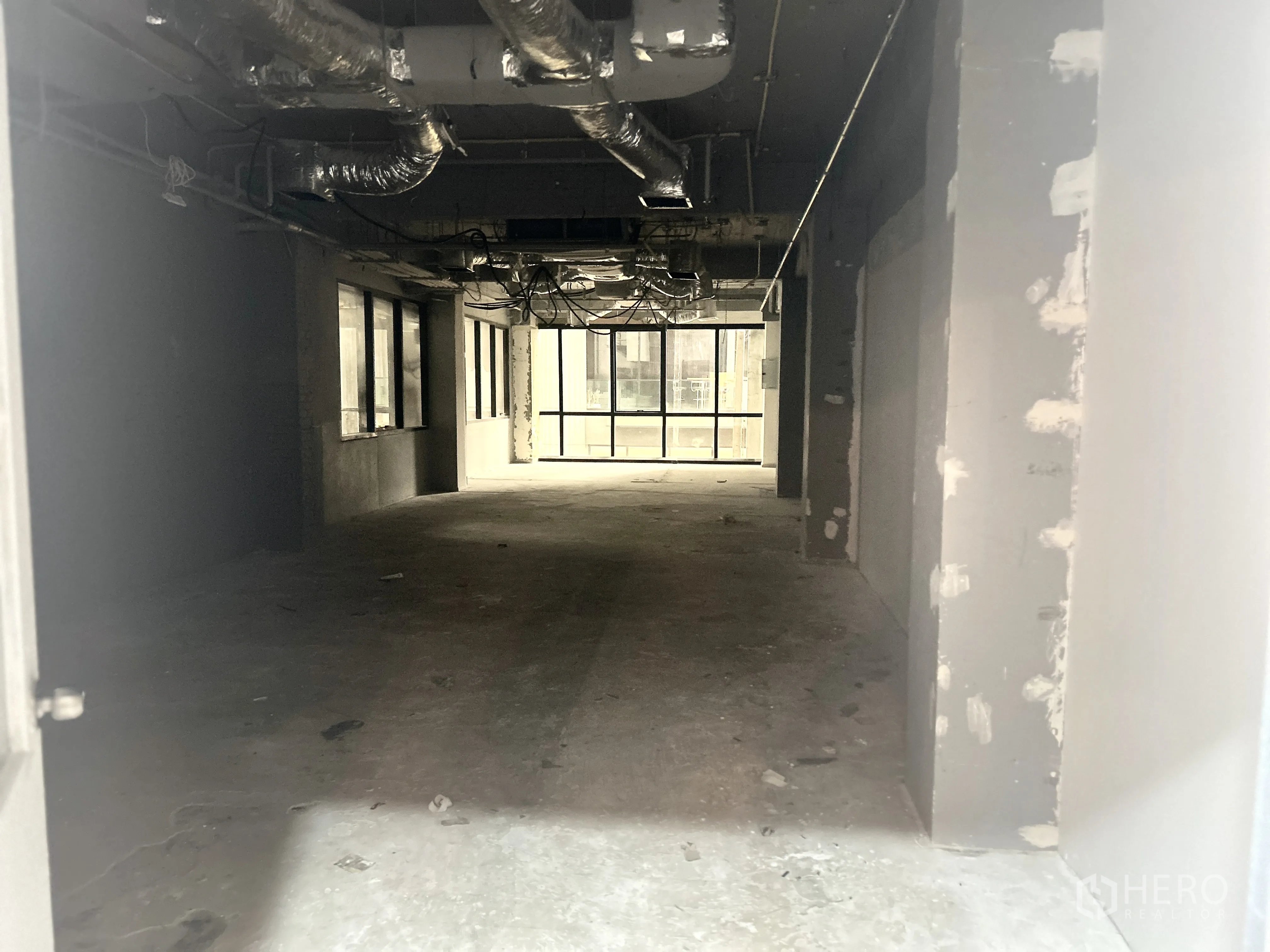 零售空间 for rent in Pathum Wan, Bangkok - 毛坯零售单元，天花外露风管，尽端设有大窗。
