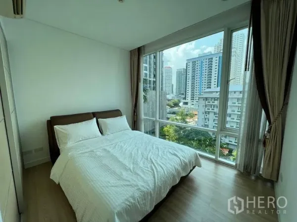 คอนโด ให้เช่าในWatthana, Bangkok - ห้องนอนมุมสว่างพร้อมหน้าต่างเต็มผนังและวิวสกายไลน์เมือง