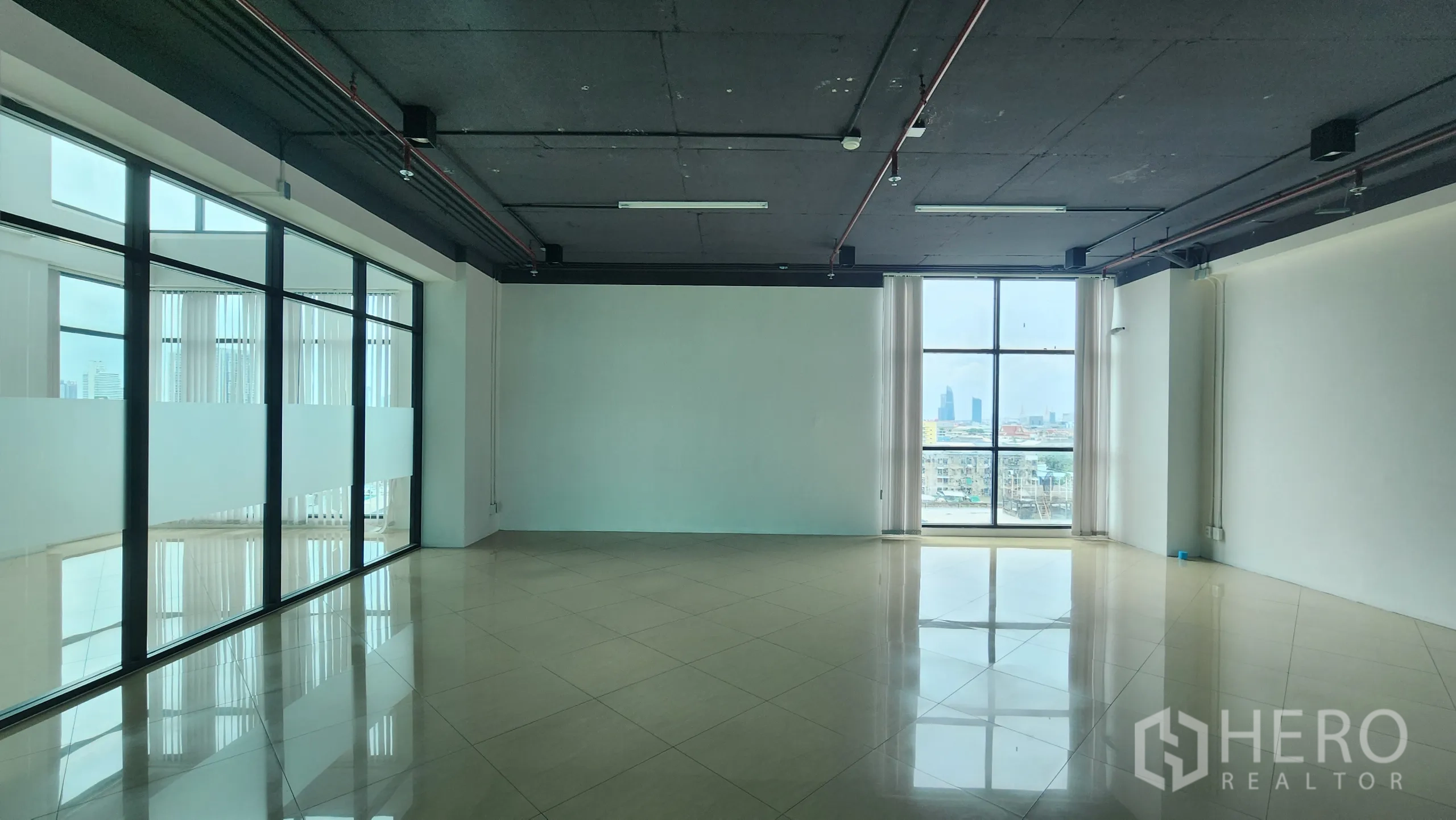 办公空间 出租在Yan Nawa, Bangkok - 通过推拉玻璃门望向明亮的转角办公室。