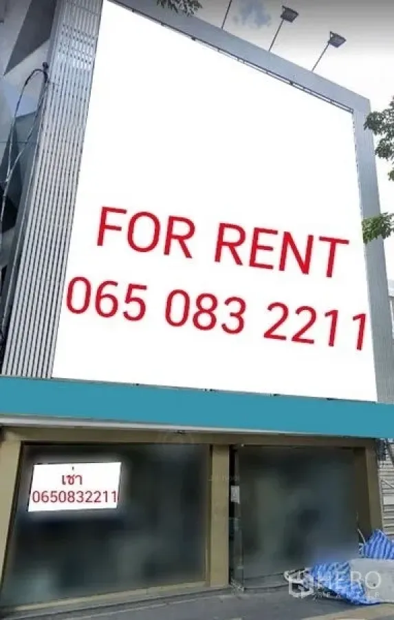 店屋 出租在Khlong Toei, Bangkok - 现代商铺外立面，设有大型广告牌与玻璃门面。