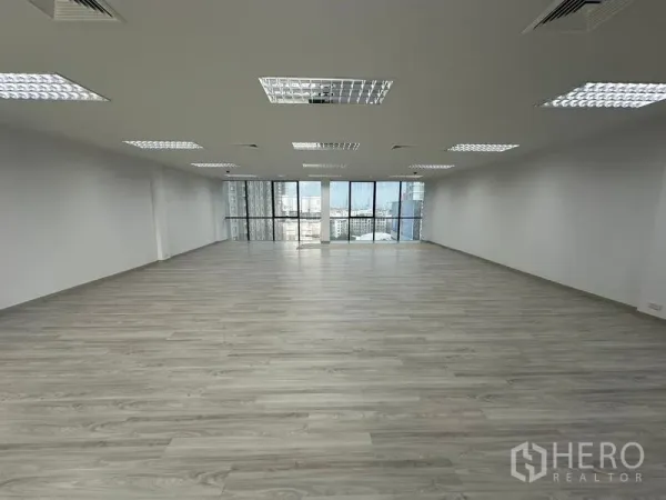 办公空间 出租 - 面向大窗的宽阔办公室，引入充足自然光与城市视野。