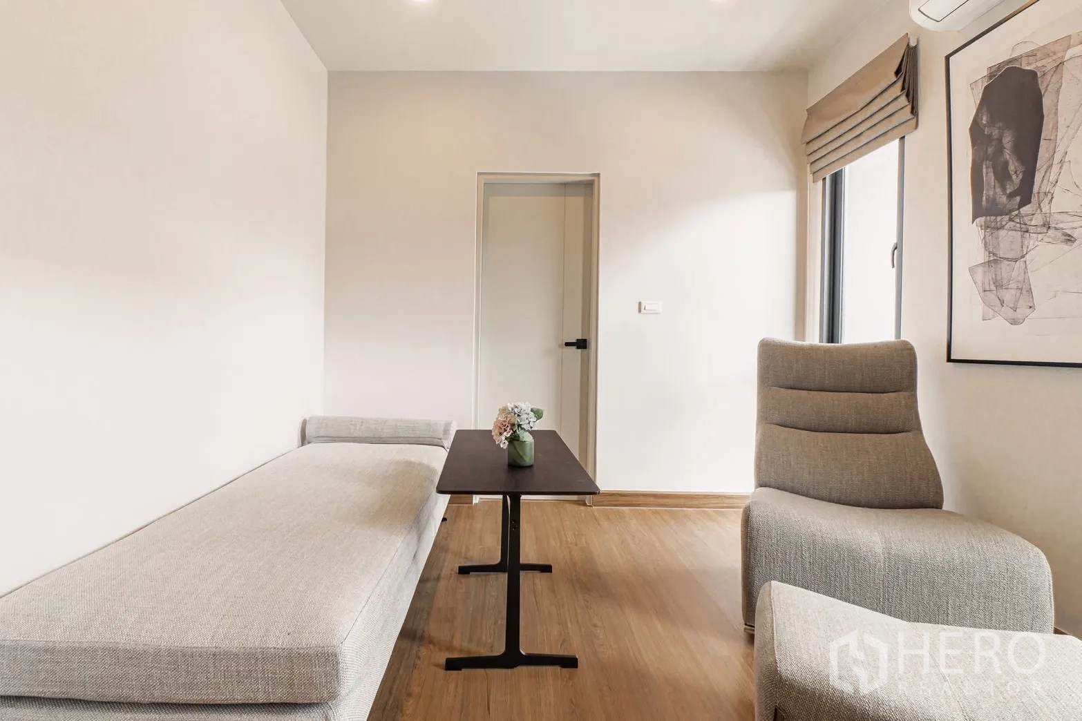 独栋房屋 for rent in Bang Phli, Samut Prakan - 小客厅配长座椅、休闲椅与纤薄茶几。