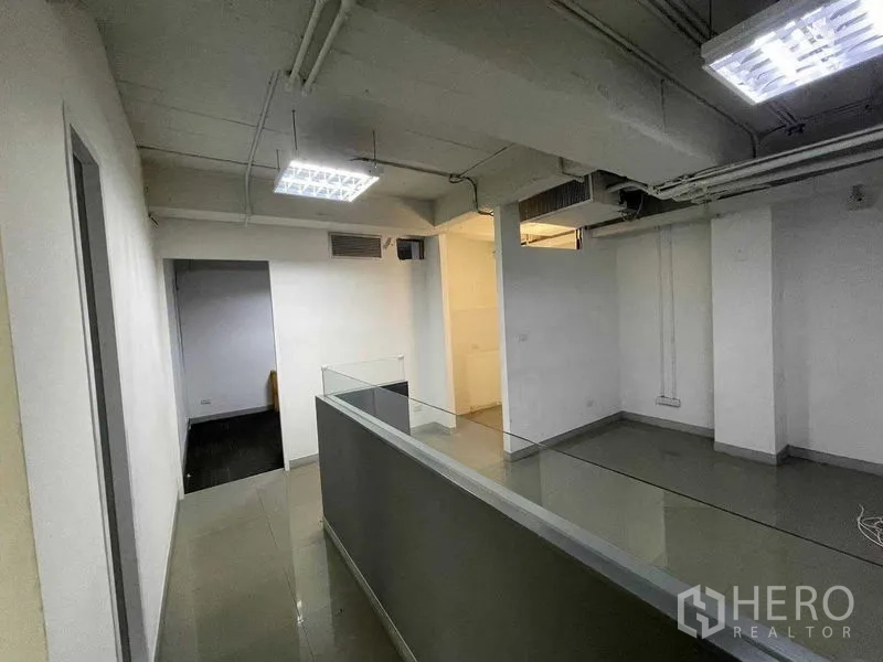 สำนักงาน ให้เช่าในRatchathewi, Bangkok - โถงต้อนรับหรือทางเดินขนาดกะทัดรัด พร้อมเคาน์เตอร์และไฟเพดานสว่าง