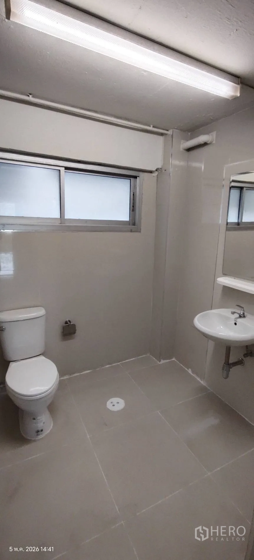 店屋 for rent in Watthana, Bangkok - 明亮卫生间带窗、洗手盆和马桶