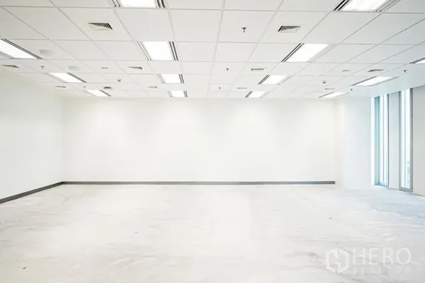 办公空间 出租在Bang Na, Bangkok - 宽敞白色办公室，格栅吊顶与LED灯，侧面设有窗户