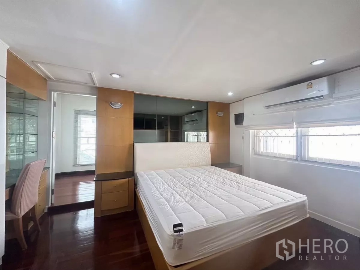 บ้าน ให้เช่าในSuan Luang, Bangkok - ห้องนอนหลัก พื้นไม้จริง เตียงใหญ่ และตู้บิลท์อิน