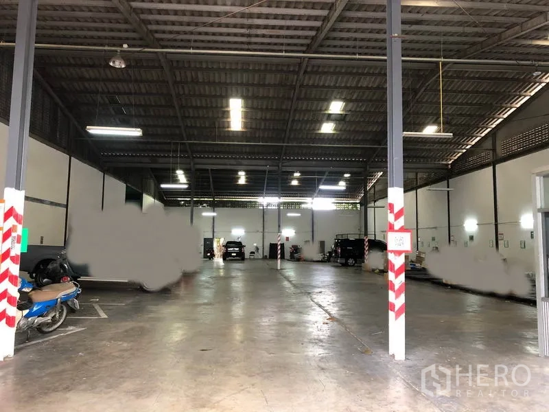 Warehouse for rent in Khan Na Yao, Bangkok - Spacious warehouse interior with high steel roof, bright lighting and polished concrete floor.
