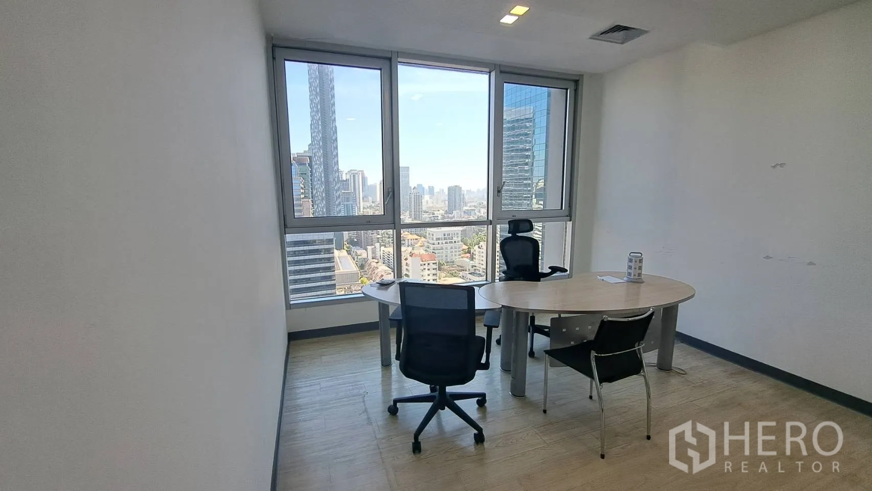 办公空间 出租在Yan Nawa, Bangkok - 小型会客室，圆桌与行政椅，享城市景观