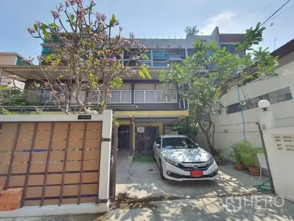 Detached House for rent in Watthana, Bangkok - Multi-storey detached house exterior with gated driveway, carport and mature trees in Watthana, Bangkok.