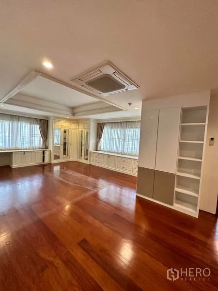 Condominium for rent in Bangkok - Bright bedroom with hardwood floors and extensive built-in storage.