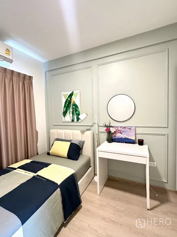 联排别墅 出租在Prawet, Bangkok - 第三卧室一角，单人床、书桌与墙面线条。