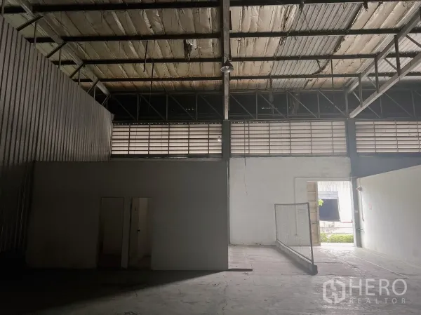 Factory for rent in Bang Pakong, Chachoengsao - Warehouse entry area with ventilation louvres, small rooms and a doorway to the yard.