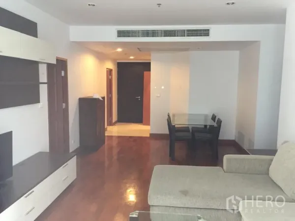 公寓 出租或出售在Khlong Toei, Bangkok - 开放式起居区配玻璃餐桌、内置柜体与入户走廊。