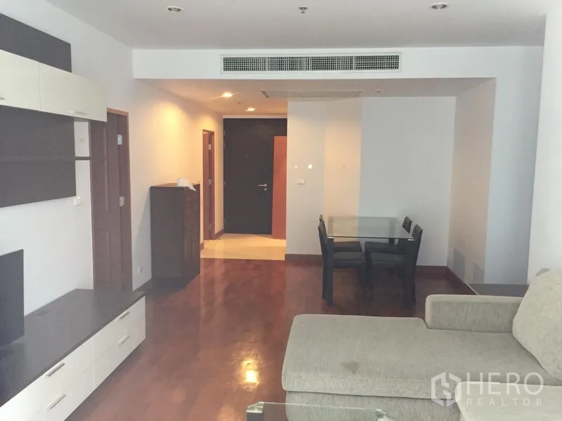 公寓 出租或出售在Khlong Toei, Bangkok - 开放式起居区配玻璃餐桌、内置柜体与入户走廊。