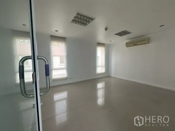 Office Space for rent in Huai Khwang, Bangkok - Corner management room featuring large windows with roller blinds and a split-type air conditioner.