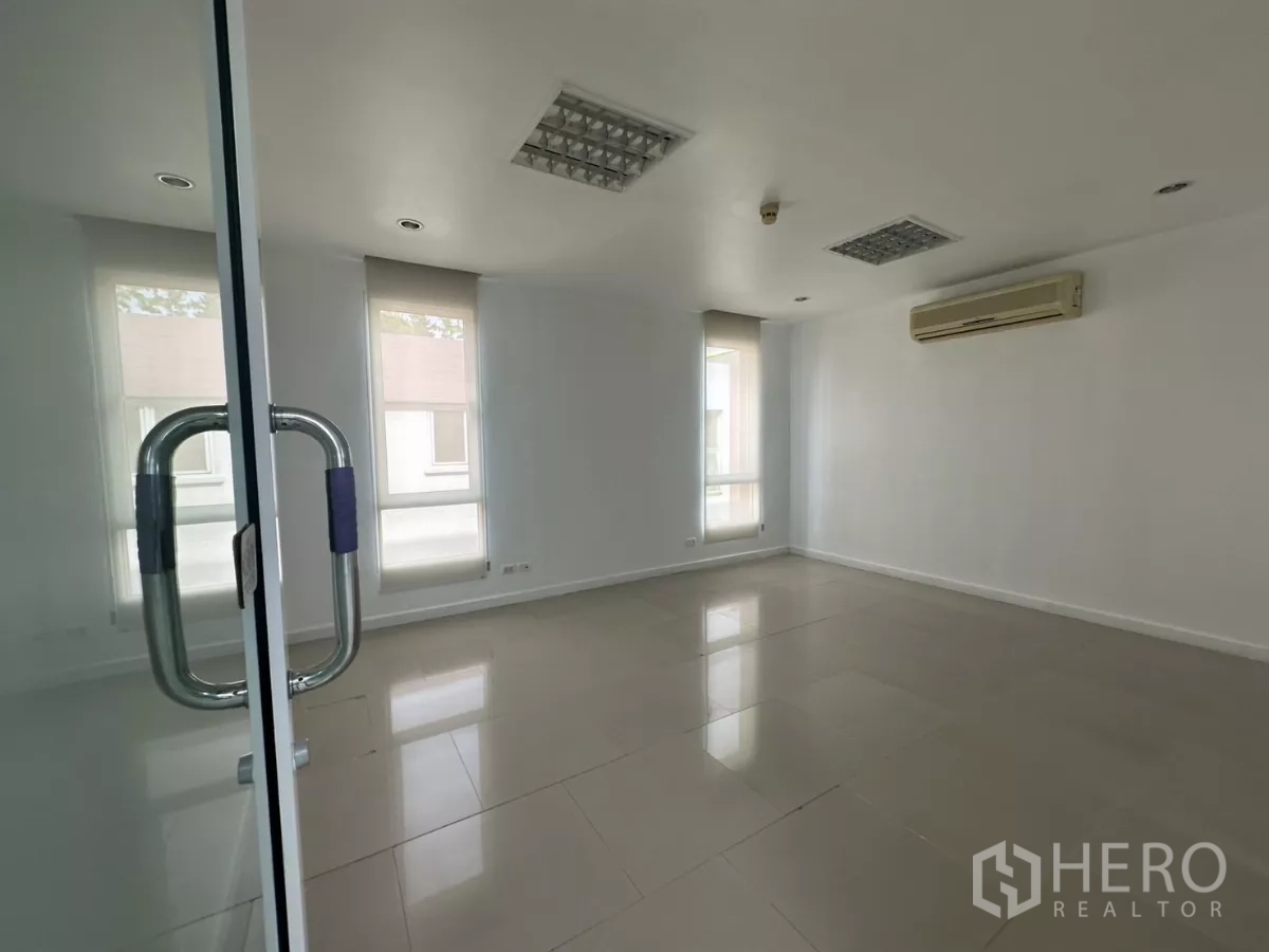 Office Space for rent in Huai Khwang, Bangkok - Corner management room featuring large windows with roller blinds and a split-type air conditioner.