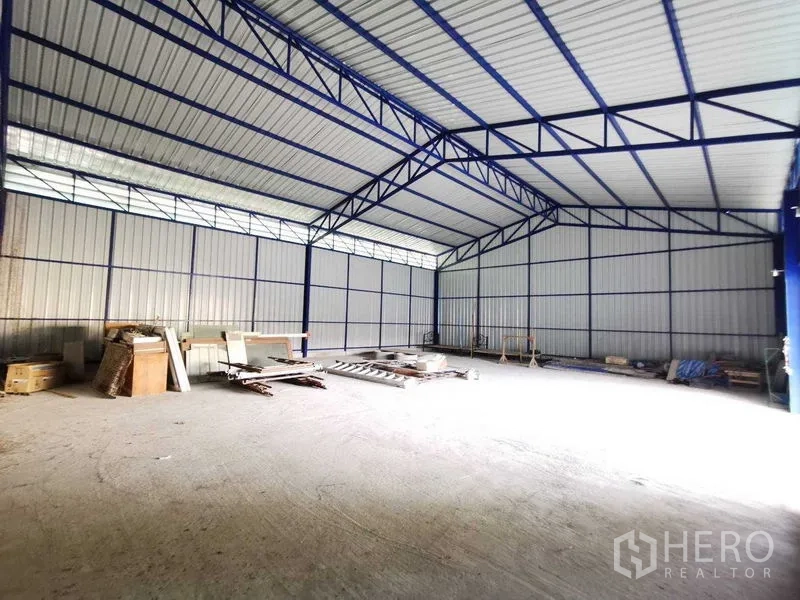 Warehouse for rent in Bang Na, Bangkok - Bright open warehouse space with high ceiling and clear span