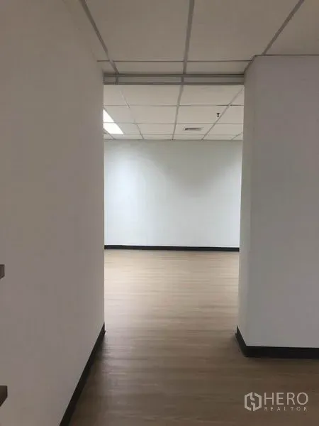 办公空间 出租在Watthana, Bangkok - 走廊通向开放式办公区，白墙与乙烯基地板