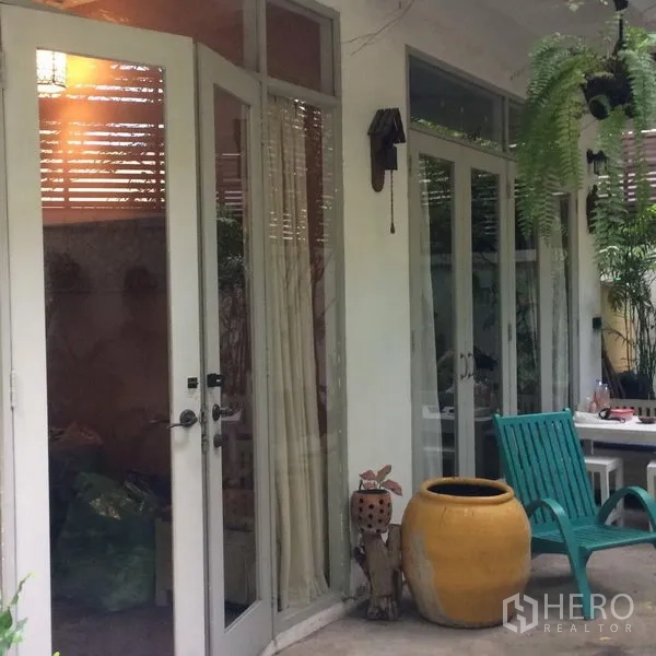 独立式住宅 出租在Sathon, Bangkok - 带顶露台，法式落地门、户外座椅与热带绿植。