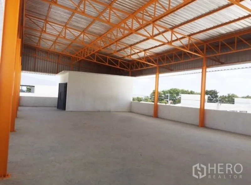 คลังสินค้า ให้เช่าในBang Phli, Samut Prakan - ชั้นลอยเก็บของแบบมีหลังคา โครงเหล็กสีส้ม เปิดโล่งรับลม