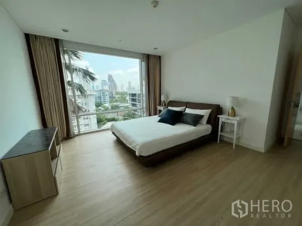 公寓 出售在Watthana, Bangkok - 宽敞主卧，落地窗与木地板，享城市天际线景色