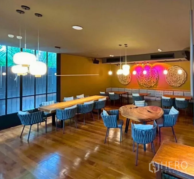 Retail Space for rent in Yan Nawa, Bangkok - Private dining room with pendant lights, wood floors, banquette seating, and modern decor.