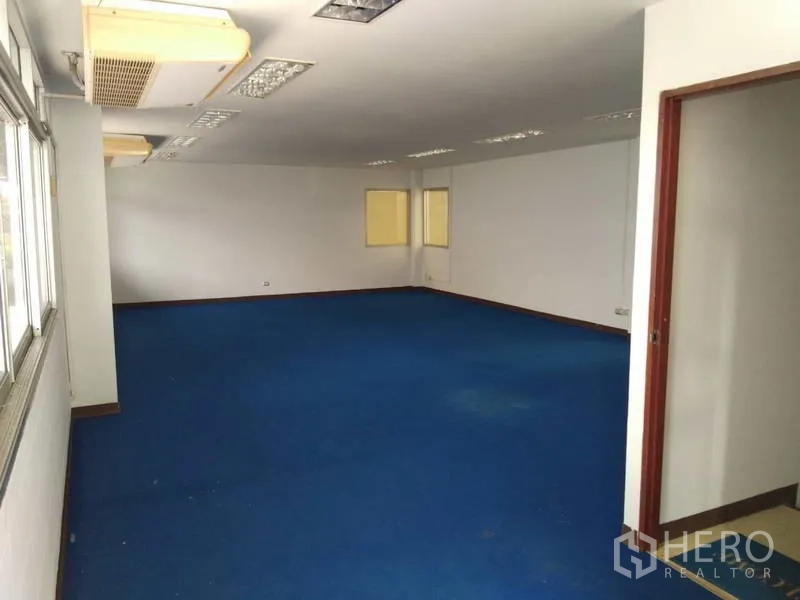 货栈 出租在Bang Phli, Samut Prakan - 二楼办公室俯瞰仓库，蓝色地毯与整排窗户。
