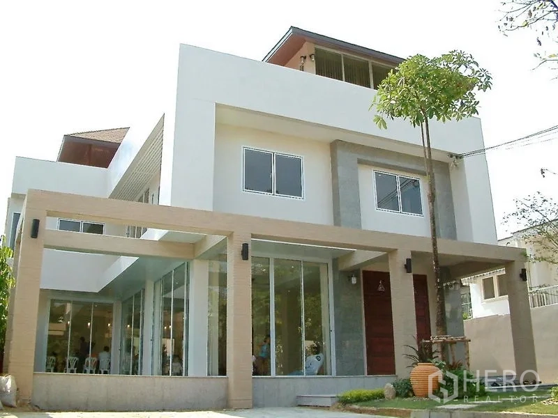 บ้าน ให้เช่าในWatthana, Bangkok - ด้านหน้าบ้านเดี่ยวร่วมสมัย ประตูกระจกกว้าง และเส้นสายเรียบง่าย