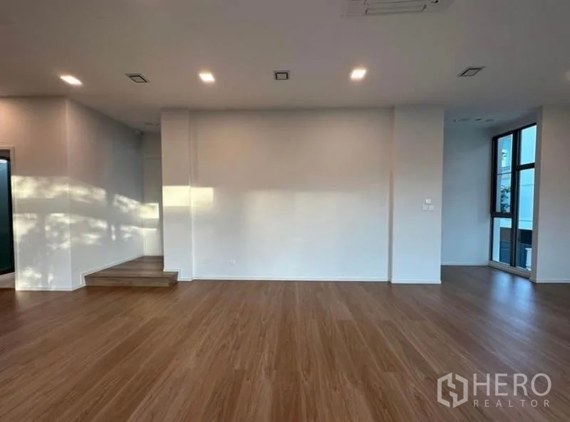 Detached House for rent - Spacious living room with wood floors, recessed lighting and a small step to the hallway.