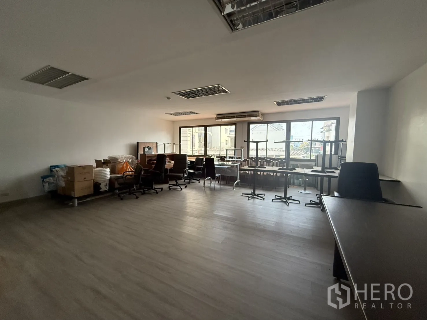 办公空间 for rent in Sathon, Bangkok - 宽敞的60㎡办公室，窗上方设空调，开放式布局与可移动桌子便于分区。