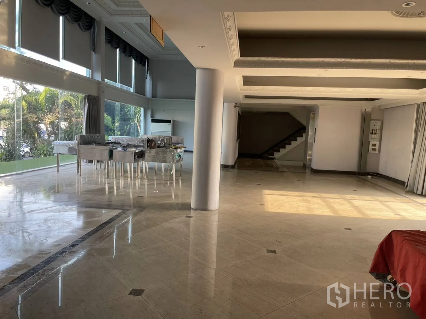 带办公室的家 出租或出售在Huai Khwang, Bangkok - 宽阔大厅，整面玻璃幕墙俯瞰绿景，抛光石材地面