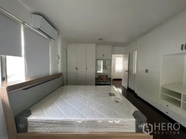 Detached House for rent in Saphan Sung, Bangkok - Master bedroom with new mattress, ample white cabinets and air conditioning.